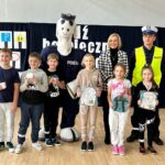 07.12.2023. Bieliny. Inauguracja akcji „Bezpieczna droga do szkoły”. Na zdjęciu (w górnym rzędzie, od prawej): kom. Mariusz Bednarski - Wydział Ruchu Drogowego Komendy Wojewódzkiej Policji w Kielcach, Renata Janik - wicemarszałek województwa / Fot. Daniel Czwartosz - Radio Kielce