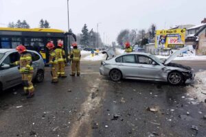 06.12.2023. Pińczów. Wypadek na skrzyżowaniu ulic Republiki Pińczowskiej i Legionistów / Fot. KP PSP Pińczów