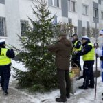 06.12.2023. Końskie. Przed Komendą Powiatową Policji w Końskich stanęła „odblaskowa choinka”. Przedstawiciele policji i Nadleśnictwa Barycz wspólnie przystroili drzewko w bransoletki odblaskowe / Fot. Magdalena Galas-Klusek - Radio Kielce