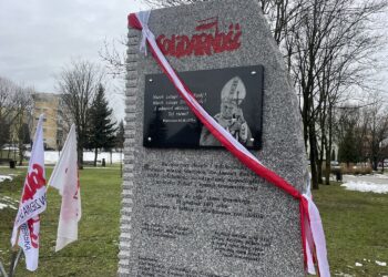 W Staszowie stanął obelisk wdzięczności dla Solidarności i papieża Polaka