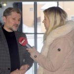 06.12.2023 Podzamcze. Mikołajki w Centrum Nauki Leonardo da Vinci w Podzamczu. Na zdjęciu: Krzysztof Ołownia - dyrektor w Centrum Nauki Leonardo da Vinci w Podzamczu, Izabela Mortas-Rubak - Radio Kielce / Fot. Centrum Nauki Leonardo da Vinci w Podzamczu