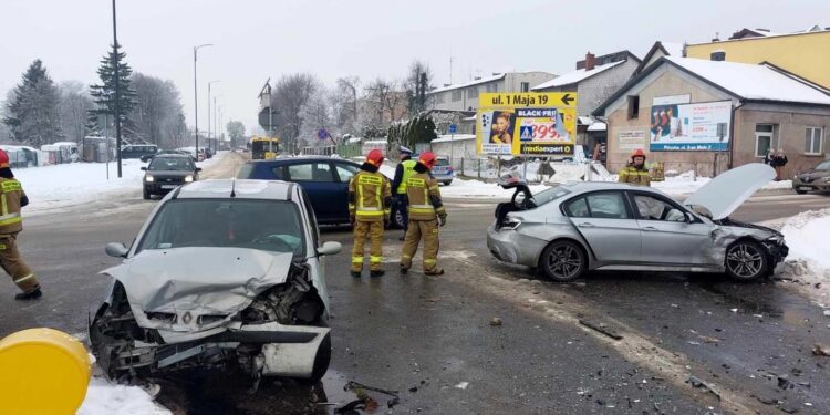 06.12.2023. Pińczów. Wypadek na skrzyżowaniu ulic Republiki Pińczowskiej i Legionistów / Fot. KP PSP Pińczów