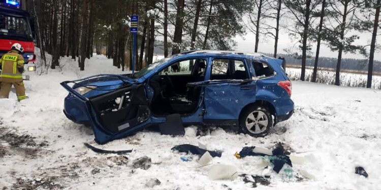 Samochód dachował w kanale wypełnionym wodą, dwie osoby zginęły