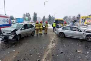 06.12.2023. Pińczów. Wypadek na skrzyżowaniu ulic Republiki Pińczowskiej i Legionistów / Fot. KP PSP Pińczów