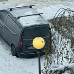 08.12.2023. Kielce. Barwinek. Latarnie ustawione między blokami świecą się w ciągu dnia / Fot. Piotr Kwaśniewski - Radio Kielce