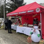 17.12.2023. Staszów. Ubieranie choinki / Fot. Grażyna - Szlęzak - Radio Kielce