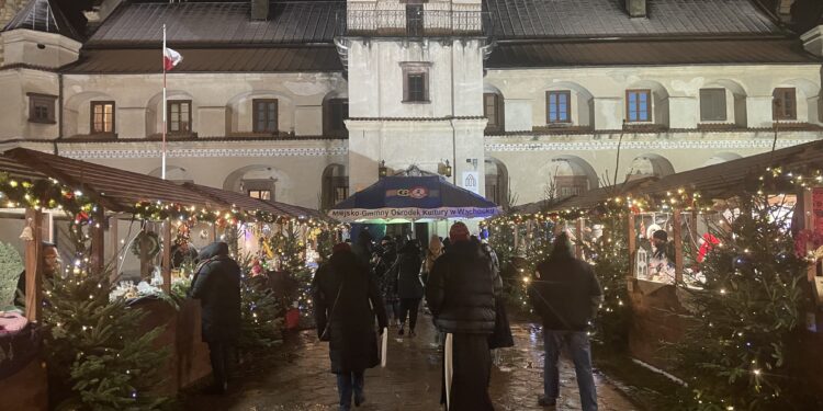 Lokalne wyroby i specjały od cystersów na jarmarku w Wąchocku