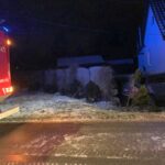 Samochód staranował ogrodzenie i uderzył w dom - Radio Kielce 23.12.2023. Skarżysko-Kamienna. Samochód uderzył w budynek mieszkalny / Fot. asp. Arkadiusz Zięba - JRG Skarżysko-Kamienna