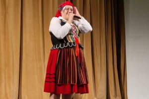 Łucja Wiśniewska z Nowego Bostowa w gminie Pawłów z opowieścią „O Babie Jadze” / Fot. Marzena Smoręda - Radio Kielce