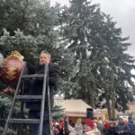 17.12.2023. Staszów. Ubieranie choinki. Na zdjęciu: Leszek Kopeć - burmistrz Staszowa / Fot. Grażyna - Szlęzak - Radio Kielce