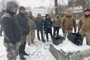 Kazanów. Zniszczoną sakiewkę ze srebrnymi monetami z XVII wieku znaleźli eksploratorzy ze Stowarzyszenia Historycznego „Pasja” / Fot. Magdalena Galas-Klusek – Radio Kielce