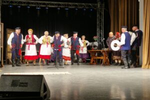 Zespół Świętokrzyskie Jodły z gminy Bodzentyn w przedstawieniu „Granie u Maciejów” / Fot. Marzena Smoręda - Radio Kielce
