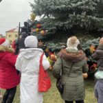 17.12.2023. Staszów. Ubieranie choinki / Fot. Grażyna - Szlęzak - Radio Kielce