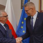 29.12.2023. Kielce. Powołanie na stanowisko dyrektora Domu Środowisk Twórczych w Kielcach. Na zdjęciu (od lewej): Jarosław Bukowski - dyrektor Domu Środowisk Twórczych w Kielcach i Bogdan Wenta - prezydent Kielc / źródło: Miasto Kielce