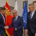 29.12.2023. Kielce. Powołanie na stanowisko dyrektora Domu Środowisk Twórczych w Kielcach. Na zdjęciu (od lewej): Marcin Chłodnicki - zastępca prezydenta Kielc, Jarosław Bukowski - dyrektor Domu Środowisk Twórczych w Kielcach i Bogdan Wenta - prezydent Kielc / źródło: Miasto Kielce