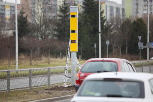 Fotoradar przy Krakowskiej już bez folii. Czy mierzy prędkość pojazdów?