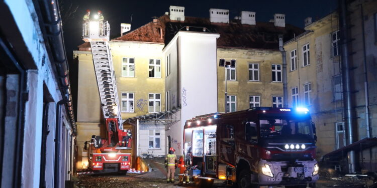 18.12.2023. Kielce. Pożar budynku dawnego szpitala MSWiA przy ul. Ogrodowej / Fot. Wiktor Taszłow - Radio Kielce