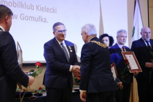 18.12.2023. Kielce. Wręczanie Odznak Honorowych Województwa Świętokrzyskiego. Na zdjęciu (w środku od lewej): Youssef Sleiman - dyrektor Wojewódzkiego Szpitala Specjalistycznego w Czerwonej Górze, Andrzej Bętkowski - marszałek województwa świętokrzyskiego / Fot. Wiktor Taszłow - Radio Kielce