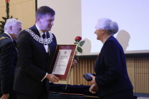 18.12.2023. Kielce. Wręczanie Odznak Honorowych Województwa Świętokrzyskiego. Na zdjęciu (od lewej): Arkadiusz Bąk - przewodniczący sejmiku województwa, Józefa Bucka / Fot. Wiktor Taszłow - Radio Kielce