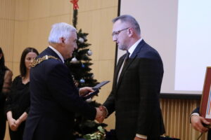 18.12.2023. Kielce. Wręczanie Odznak Honorowych Województwa Świętokrzyskiego. Na zdjęciu (od lewej): Andrzej Bętkowski - marszałek województwa świętokrzyskiego, Marcin Wołczyński - prezes Automobilklubu Kieleckiego / Fot. Wiktor Taszłow - Radio Kielce