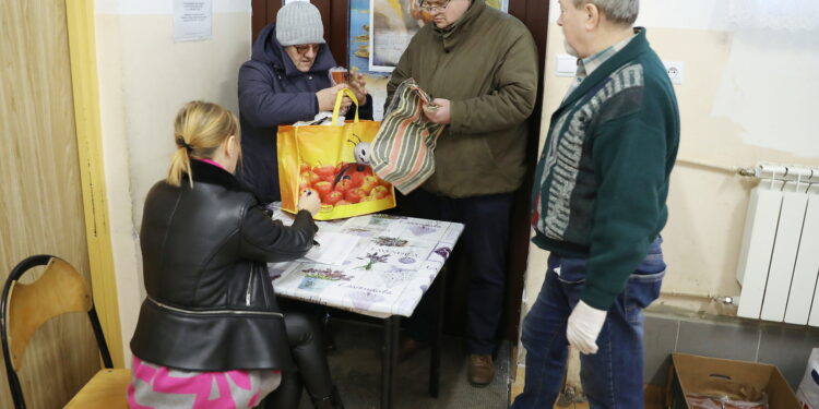 Kielecka Caritas wydaje paczki z żywnością