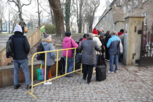 19.12.2023. Kielce. Rozdawanie paczek z żywnością dla potrzebujących przez Caritas Diecezji Kieleckiej / Fot. Wiktor Taszłow - Radio Kielce