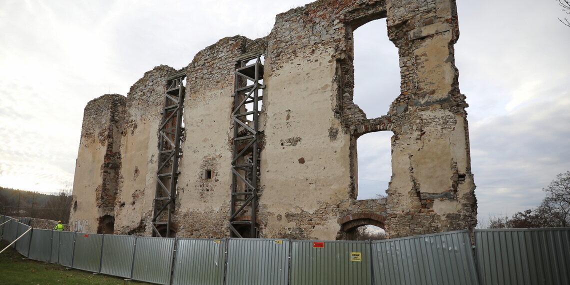 19.12.2023. Bodzentyn. Rewitalizacja wzgórza zamkowego. / Fot. Wiktor Taszłow - Radio Kielce