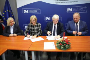 21.12.2023. Kielce. Podpisanie umów na specjalistyczne kursy i płatne staże dla uczniów. Na zdjęciu (od lewej): Dorota Mikuszewska - główna księgowa Zespołu Szkół Ekonomicznych w Kielcach , Renata Janik – wicemarszałek województwa świętokrzyskiego, Andrzej Bętkowski - marszałek województwa świętokrzyskiego, Piotr Sowiński - dyrektor Zespołu Szkół Ekonomicznych w Kielcach / Fot. Wiktor Taszłow - Radio Kielce