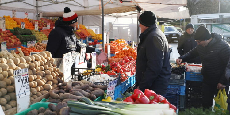 23.12.2023. Kielce. Targowisko Miejskie. Zakupy przedświąteczne / Fot. Wiktor Taszłow - Radio Kielce