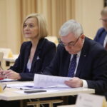 28.12.2023. Kielce. Sesja sejmiku województwa. Na zdjęciu (od lewej): Renata Janik - wicemarszałek województwa, Andrzej Bętkowski - marszałek województwa. / Fot. Wiktor Taszłow - Radio Kielce