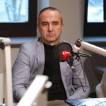 04.12.2023. Studio Polityczne Radia Kielce. Na zdjęciu: Piotr Kisiel z Suwerennej Polski. / Fot. Wiktor Taszłow - Radio Kielce
