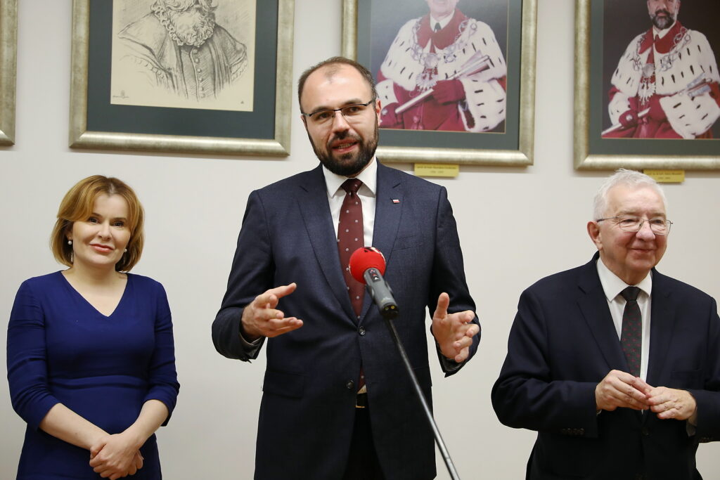 Na zdjęciu (od lewej): wiceminister Anna Krupka, Krzysztof Szczucki - minister edukacji i nauki, poseł Krzysztof Lipiec. / Fot. Wiktor Taszłow - Radio Kielce