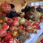 17.12.2023. Staszów. Ubieranie choinki / Fot. Grażyna - Szlęzak - Radio Kielce