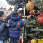 17.12.2023. Staszów. Ubieranie choinki / Fot. Grażyna - Szlęzak - Radio Kielce