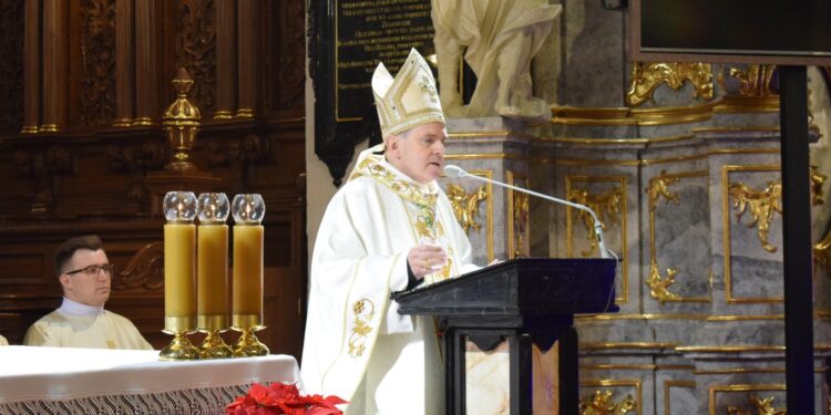 Biskup Krzysztof Nitkiewicz: narodziny Jezusa dają wielką nadzieję na to, że uleczony zostanie brak miłości