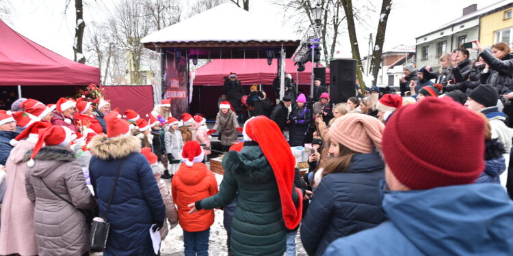 10.12.2023 Radoszyce. I Jarmark Bożonarodzeniowy / Fot. Magdalena Galas-Klusek - Radio Kielce