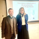 12.12.2023 Michniów. Konferencja na temat projektu: „Straty w obiektach sakralnych diecezji sandomierskiej w czasie II wojny światowej”. Od lewej: ks. dr Piotr Tylec, dyrektor Biblioteki Diecezjalnej i Archiwum Diecezjalnego w Sandomierzu, dr Ewa Kołomańska, kustosz Mauzoleum Martyrologii Wsi Polskich w Michniowie / Fot. Dorota Klusek - Radio Kielce