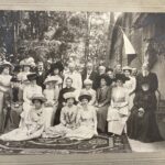 12.12.2023. Końskie. Unikatowe fotografie błogosławionego ks. Kazimierza Sykulskiego w zbiorach Biblioteki Publicznej w Końskich / Fot. Magdalena Galas-Klusek - Radio Kielce