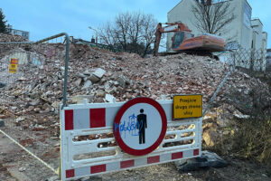 W centrum Kielc zburzono 100-letnią kamienicę