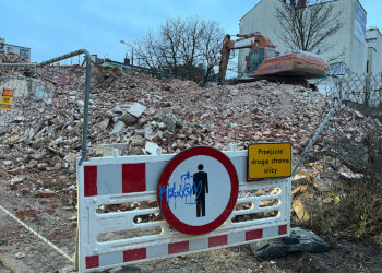 W centrum Kielc zburzono 100-letnią kamienicę