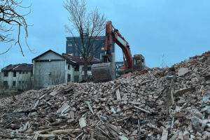 13,12,2023. Kielce. Wyburzona kamienica na rogu ul. Koziej i Silnicznej / Fot. Wiktor Taszłow - Radio Kielce