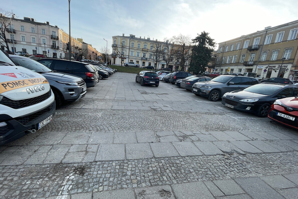 19.12.2023. Kielce. Plac Wolności. Parking / Fot. Wiktor Taszłow - Radio Kielce