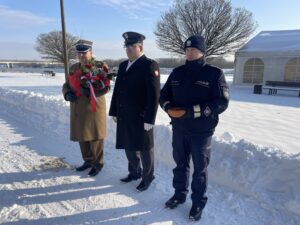 05.12.2023. Sandomierz. Rocznica urodzin Marszałka Józefa Piłsudskiego. Na zdjęciu (od lewej): podpułkownik Janusz Głodowski - szef Wojskowego Centrum Rekrutacji w Sandomierzu, chorąży Daniel Zdyb - 3. Sandomierski Batalion Radiotechniczny, starszy aspirant Sławomir Białek - Komenda Powiatowa Policji w Sandomierzu. / Fot. Grażyna Szlęzak - Radio Kielce