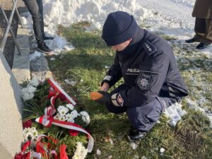 05.12.2023. Sandomierz. Rocznica urodzin Marszałka Józefa Piłsudskiego. Na zdjęciu starszy aspirant Sławomir Białek - Komenda Powiatowa Policji w Sandomierzu. / Fot. Grażyna Szlęzak - Radio Kielce