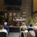 05.12.2023. Sandomierz. Spotkanie aktorki Anny Dymnej (po prawej) oraz poety i publicysty Wojciecha Bonowicza (po lewej). / Fot. Grażyna Szlęzak - Radio Kielce