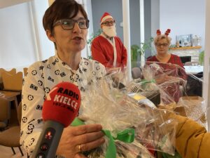 Stu mieszkańców otrzymało mikołajkowe paczki - Radio Kielce