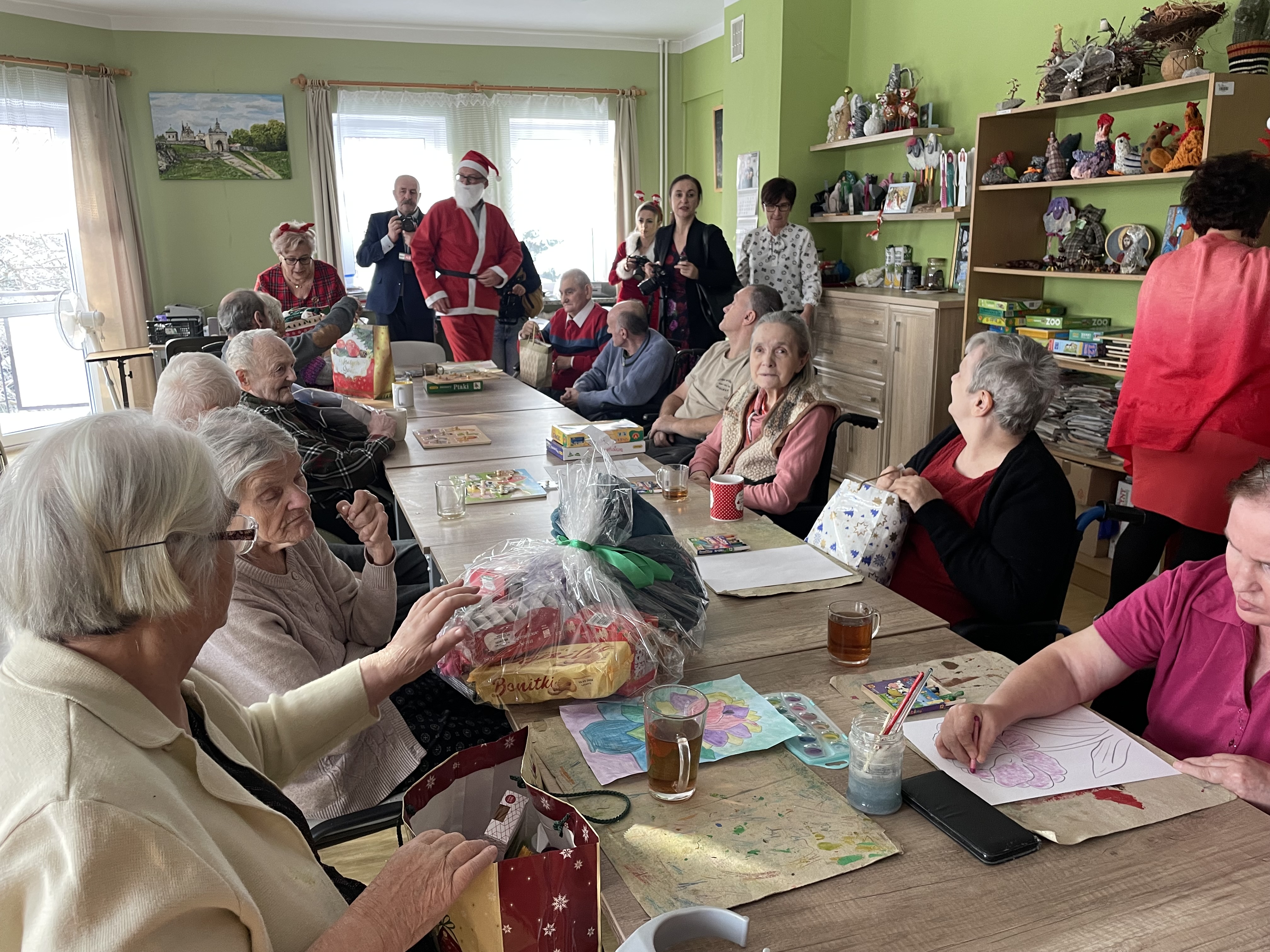 Stu mieszkańców otrzymało mikołajkowe paczki