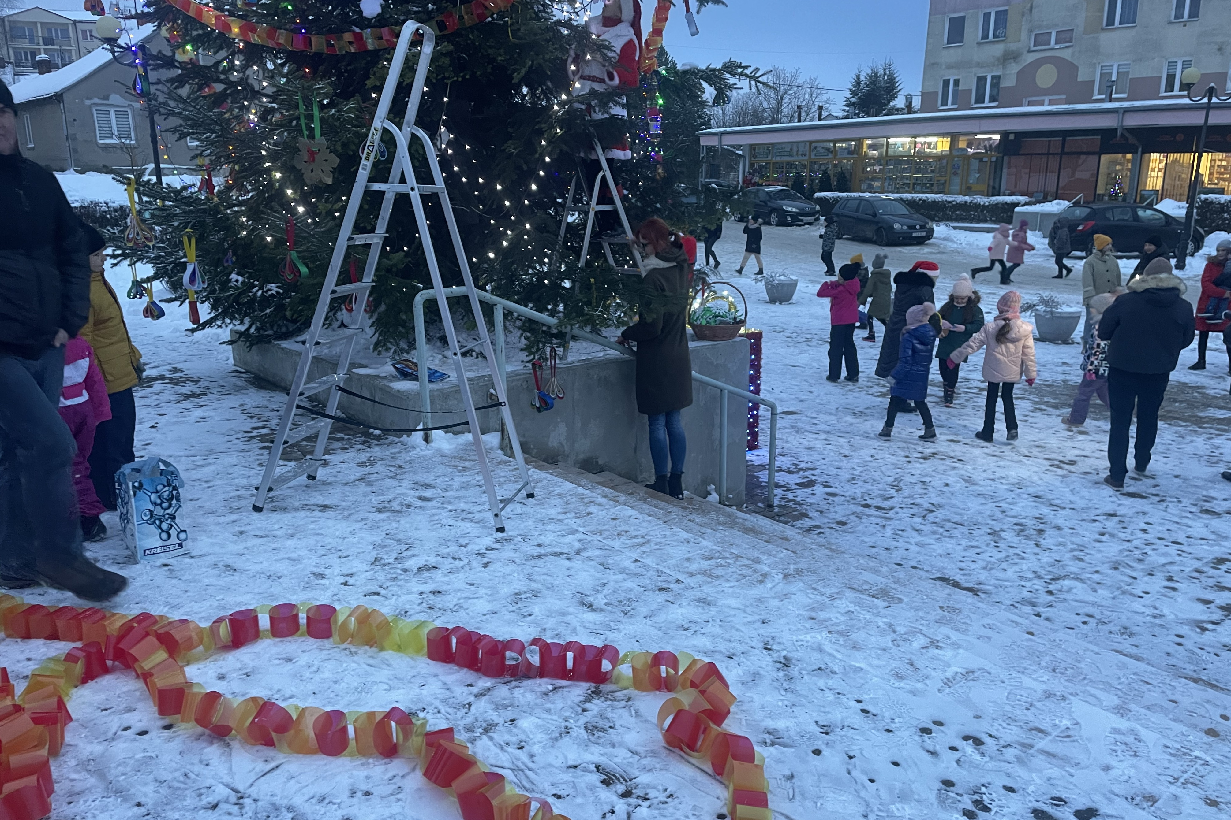 Mieszkańcy Zawichostu razem dekorowali miejską choinkę