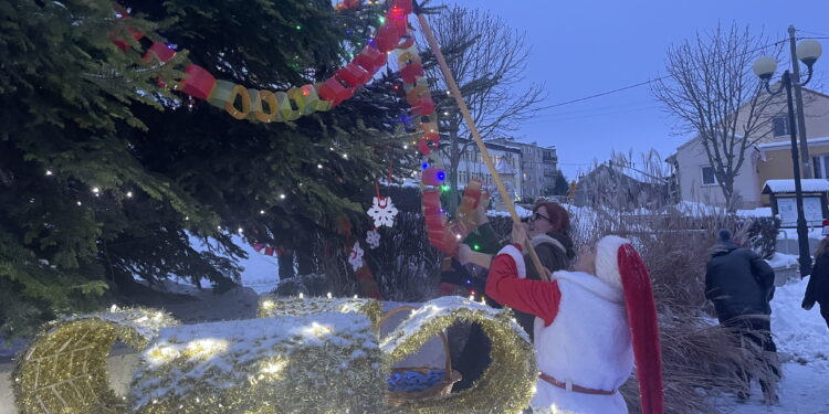 Mieszkańcy Zawichostu razem dekorowali miejską choinkę