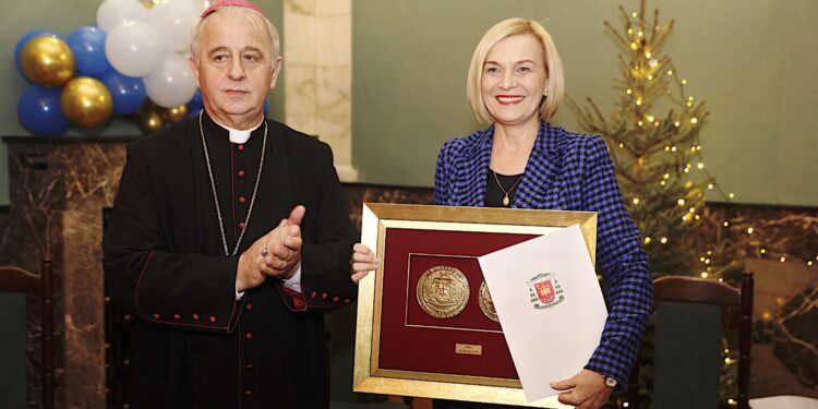 Biskup Jan Piotrowski podziękował wicemarszałek za wspieranie niepełnosprawnych